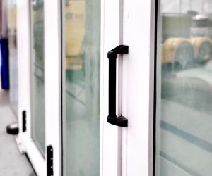 Frontal Robusto, equipado com vidros translúcidos amplos e temperados de 8 mm